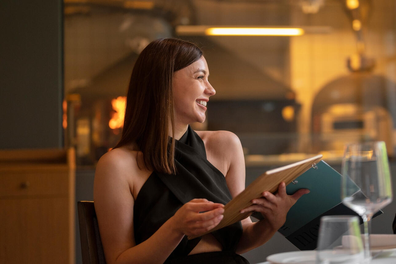 contact photo woman at a restaurant